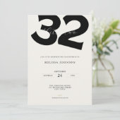 ミニマル32歳の誕生日招待状 - 太字タイポグラフィ 招待状 (スタンド正面)