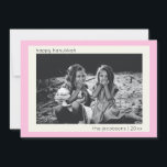 ミニマル モダン かわいい ピンク ハヌカ フォト シーズンカード<br><div class="desc">このミニマルでモダンな写真のホリデーカードでハヌカを祝いましょう。かわいいピンクの枠があたたかさとチャームを添えています。シンプルで清潔なデザインはあなたの写真を中心に据え、編集可能なテキストはあなたのホリデーグリーティングをパーソナライズすることができます。愛する人たちに温かい願いを送るのに最適なこのカードは、現代的な美観とかわいい個人的なタッチを兼ね備えています。</div>