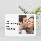 ミニマル モダン フォト 私たちの結婚式のゲスト数を縮小します 案内状 (スタンド正面)