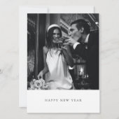 ミニマル モダン ブラック ニューイヤー フォト ウェディング シーズンカード (正面)