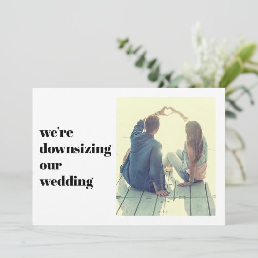 ミニマル モダン 残念ながら結婚式のゲスト数を縮小します 案内状 (スタンド正面)