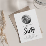 ミニマルScript Photo 60th誕生日白黒 招待状<br><div class="desc">写真、エレガントタイポグラフィ、およびパーティの招待状文字を備えた「60モダン番目の誕生日」パーソナライズされたのデザインカスタム。</div>