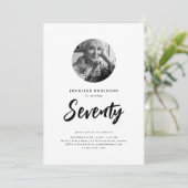 ミニマルScript Photo 70th誕生日白黒 招待状 (スタンド正面)