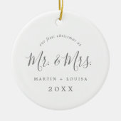 ミニマルSilverNewlywed 1stクリスマス結婚の写真 セラミックオーナメント (正面)