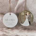 ミニマルSilverNewlywed 1stクリスマス結婚の写真 セラミックオーナメント<br><div class="desc">この銀ミニマルの新しい初めてのクリスマスの結婚写真セラミックオーナメントは完璧なクリスマスの木のシンプル装飾である。このデザインは、クラシックの白黒タイポグラフィと素朴なスクリプトフォントと手エレガント入力スタイルを組み合わせたものである。この記念読オーナメントは「私たちの初めてのクリスマスはミスターとミセス」。名前と年でフロントをパーソナライズ。あなたの写真でバックお気に入りのを結婚パーソナライズ。</div>