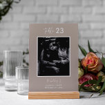 ミニマルTaupe書道台本結婚写真 テーブルナンバー<br><div class="desc">Neutral Taupeミニマル Writhic Scriptのテーブ結婚ルナンバカードカスタマイズ、必要な任意のテーブル番号と選択の画像と名前と日付を含む結婚この製品。また、デザインオプションとして画像なし、黒と白またはセージ緑で利用可能 – 私の店で見ている。</div>