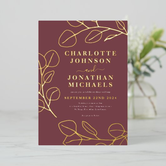 ミニマ離れリストのモダンスタイリッシュブルゴーニュと金ゴールド 箔招待状 (立ち正面)