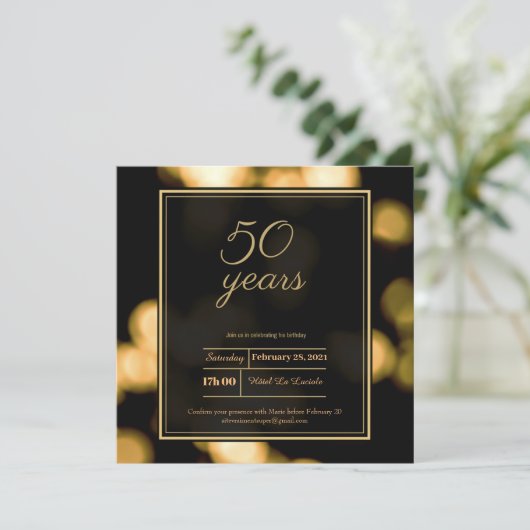 ミニモダンマリストの黒と金ゴールド50歳の誕生日の請求書 招待状 (スタンド正面)