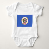 ミネソタ州旗と愛国的ベビーのボディスーツ ベビーボディスーツ (正面)