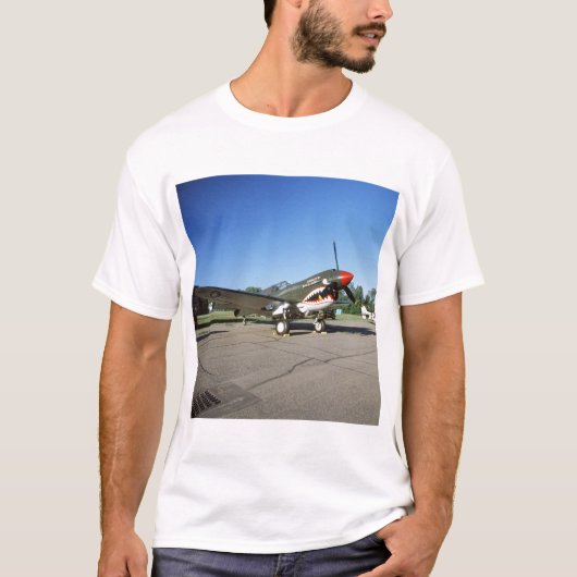 ミネソタCAFのエア・ショーのCurtiss P-40 Warhawk、 Tシャツ (正面)