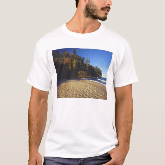 ミネラルズビーチ、ピクチャードロックス国立湖岸公園 Tシャツ (正面)