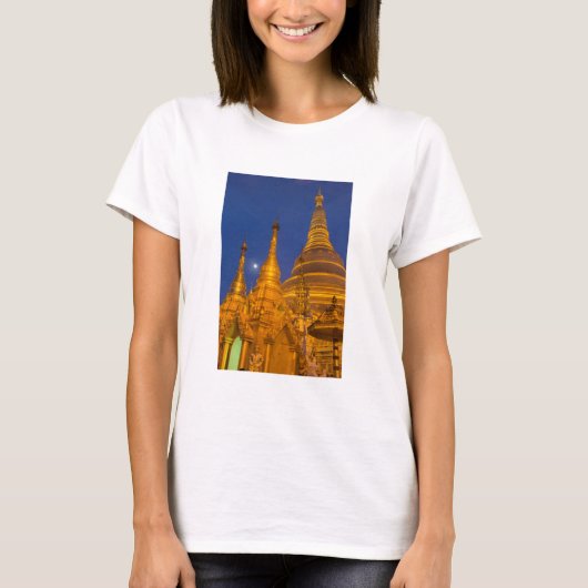 ミャンマーの夜のシュエダゴン・パゴダ Tシャツ (正面)