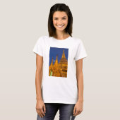 ミャンマーの夜のシュエダゴン・パゴダ Tシャツ (正面フル)