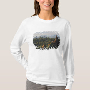 ミャンマー・バガンの日の出の寺院 Tシャツ