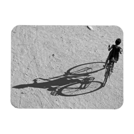 ミャンマー、バガン、大きな自転車に乗る少年と マグネット (横)