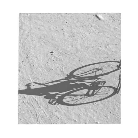 ミャンマー バガン 砂浜で大きな自転車に乗る少年と ノートパッド (正面)