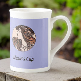 ミュシャアールヌーボー女性とピンクの花が咲く ボーンチャイナマグカップ