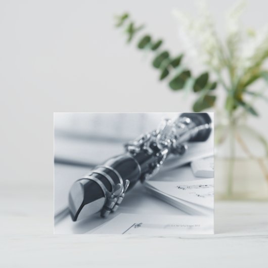 ミュージックシート上のクラリネット ポストカード (スタンド正面)