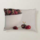 ミュートされたトーンの新しい赤いさくらんぼはまだ生涯写真 アクセントクッション (裏面)