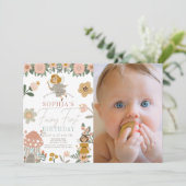 ミュートされたピンクのフローラ妖精ファースト誕生日写真 招待状 (スタンド正面)