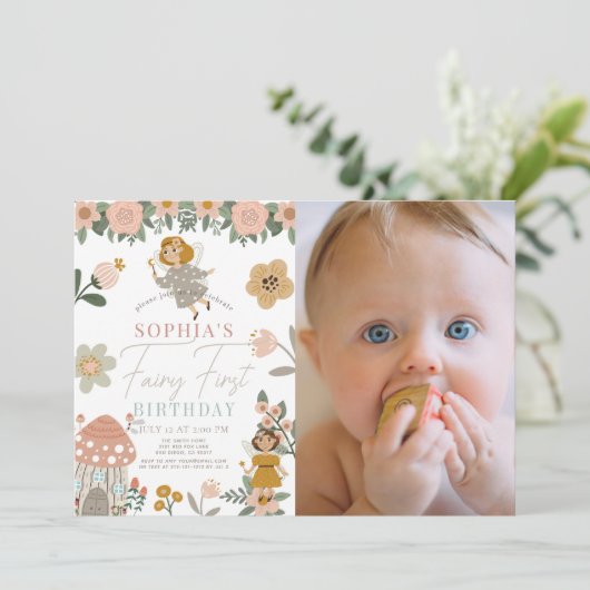 ミュートされたピンクのフローラ妖精ファースト誕生日写真 招待状 (スタンド正面)