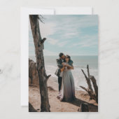 ミュートされた緑のユーカリのスクリプトモダンド結婚ス 招待状 (裏面)