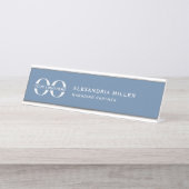 ミュートされた青い会社企業のロゴのブランド デスクネームプレート (正面)