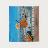 ミラノの景色が望めるテーブルの上のスプリッツカクテル タペストリー (正面)