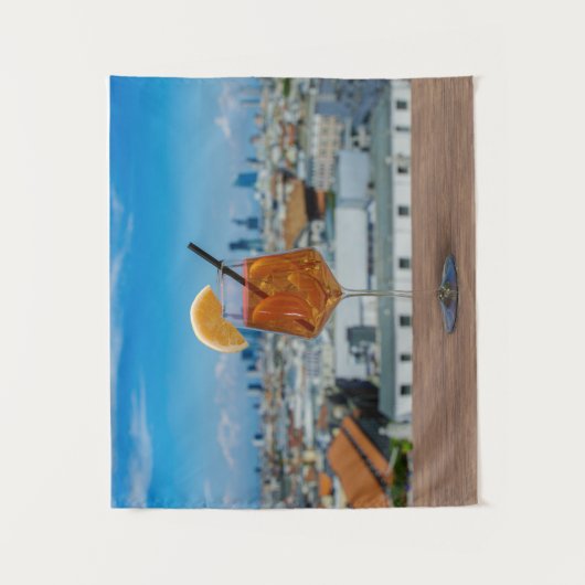 ミラノの景色が望めるテーブルの上のスプリッツカクテル タペストリー (正面)