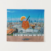 ミラノの景色が望めるテーブルの上のスプリッツカクテル タペストリー (正面(横))