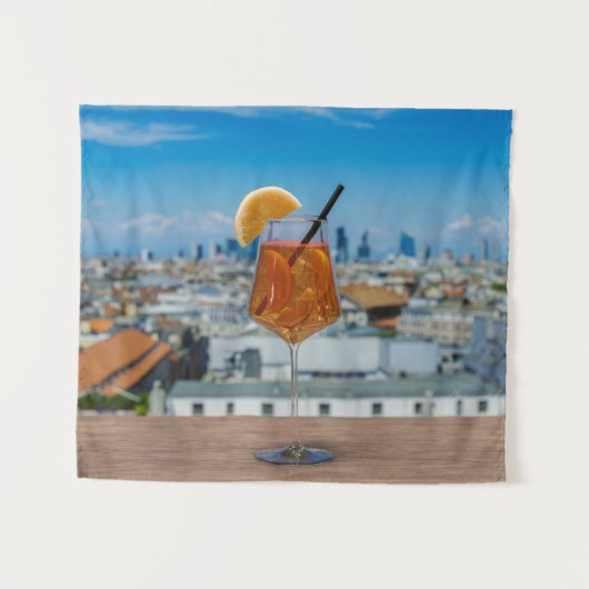 ミラノの景色が望めるテーブルの上のスプリッツカクテル タペストリー (正面(横))