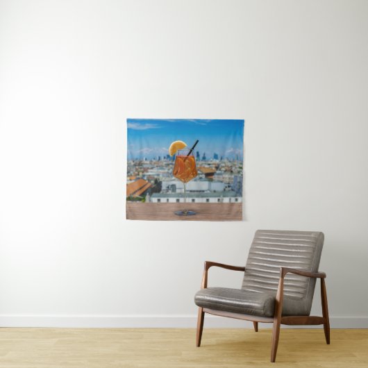 ミラノの景色が望めるテーブルの上のスプリッツカクテル タペストリー (インサイチュ(横))