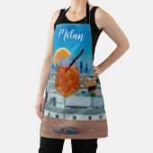 ミラノを望むテーブルの上にスピリッツのカクテル エプロン (インサイチュ)