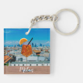 ミラノを望むテーブルの上にスピリッツのカクテル キーホルダー (裏面)