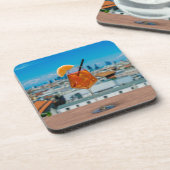 ミラノを望むテーブルの上にスピリッツのカクテル コースター (左側)