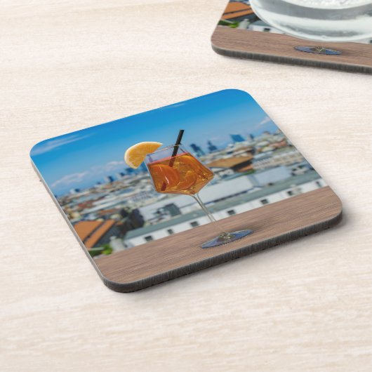 ミラノを望むテーブルの上にスピリッツのカクテル コースター (左側)