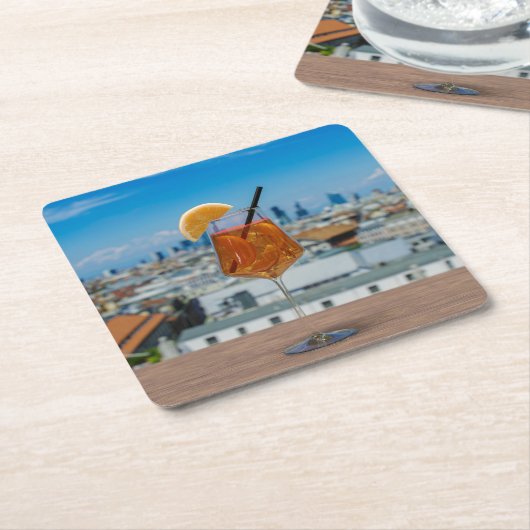 ミラノを望むテーブルの上にスピリッツのカクテル スクエアペーパーコースター (アングル)