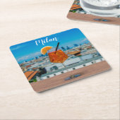 ミラノを望むテーブルの上にスピリッツのカクテル スクエアペーパーコースター (アングル)