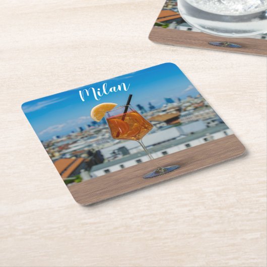 ミラノを望むテーブルの上にスピリッツのカクテル スクエアペーパーコースター (アングル)