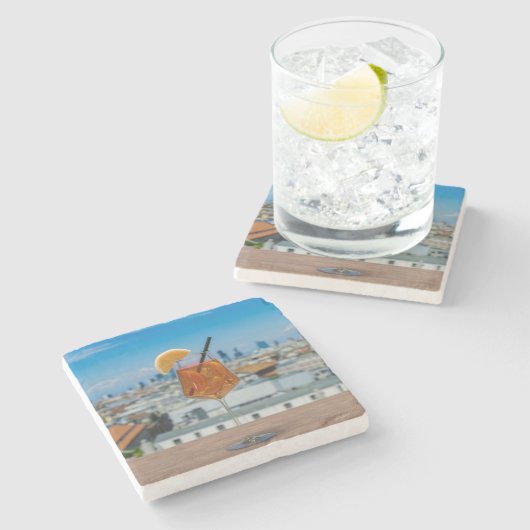 ミラノを望むテーブルの上にスピリッツのカクテル ストーンコースター (横)