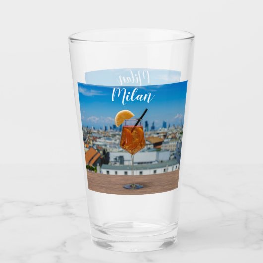 ミラノを望むテーブルの上にスピリッツのカクテル タンブラーグラス (正面)