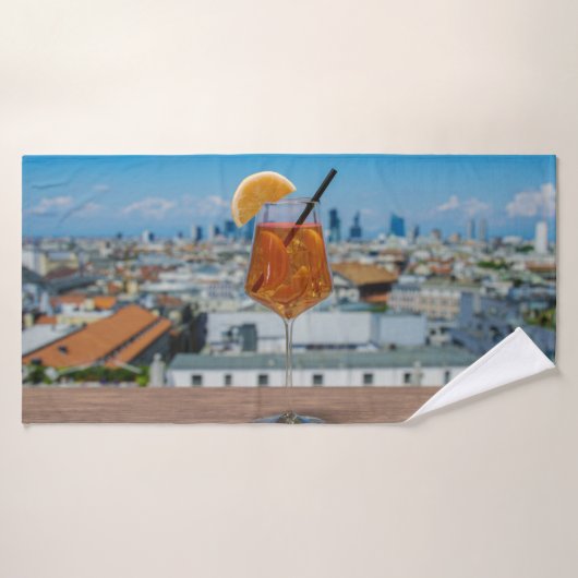 ミラノを望むテーブルの上にスピリッツのカクテル バスタオル (バスタオル)