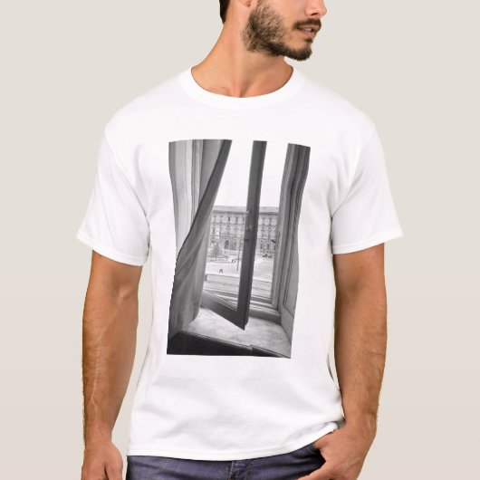 ミラノ イタリア ラ・スカーラ歌劇場の窓からの眺め Tシャツ (正面)