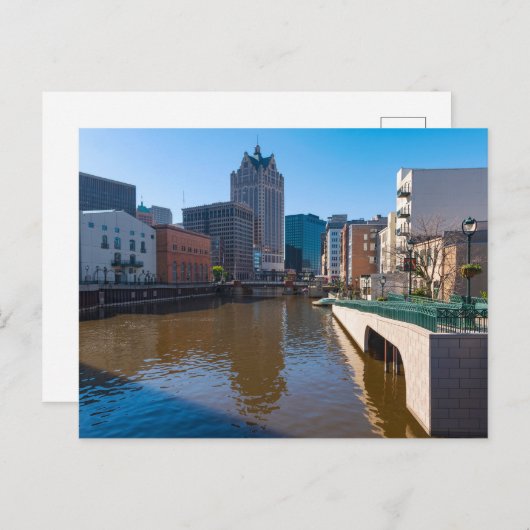 ミルウォーキーのキルボーン通りからのリバーフロント ポストカード (正面/裏面)