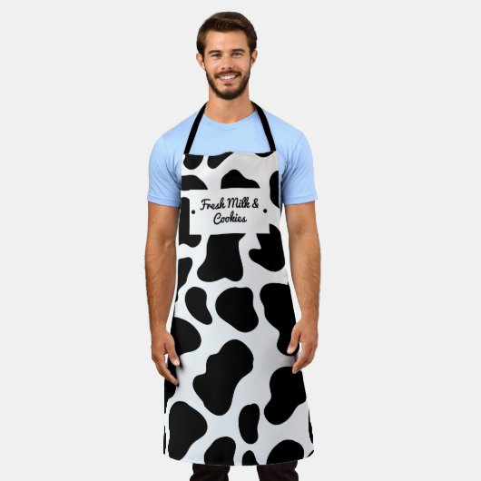 ミルクおもしろいとクッキーの編集可能ブラックカウパターン エプロン (着用した状態)
