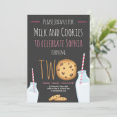 ミルクとコokiesの女の子のピンクの2歳の誕生日 招待状 (スタンド正面)