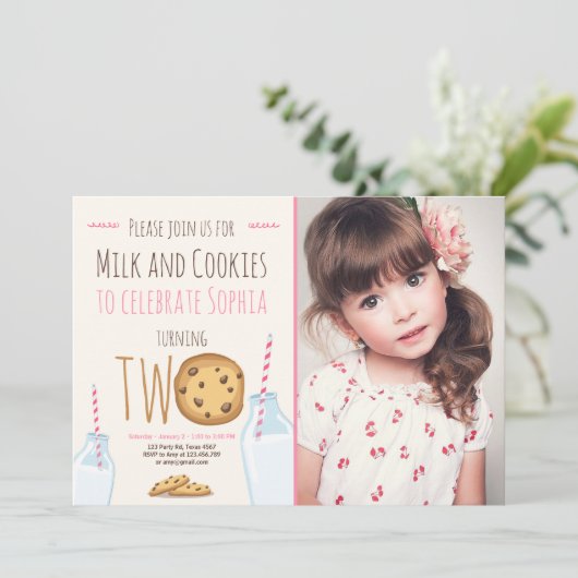 ミルクとコokiesの女の子ピンクの2歳の誕生日 招待状 (スタンド正面)