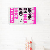 ミルクとジュースを飲みながら ピンクのヒップホップ 横断幕 (インサイチュ)