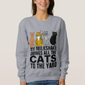 ミルクシェイクが猫をYARD CAT T SHIRTSに連れて行く スウェットシャツ (正面)
