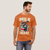 ミルクヘビと牛乳を飲む動物の友達 Tシャツ (正面フル)